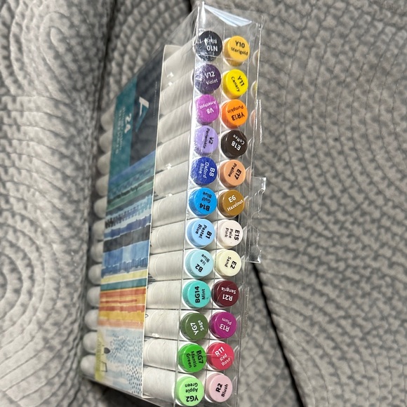 Alternative Illustration Marker Set — Assorted Bright Colors - Picture 3 of 3